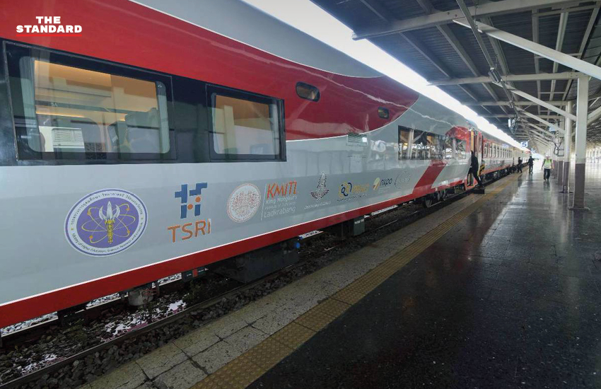 ภาพพิธีส่งมอบรถไฟไทยทำระบบ EV ต้นแบบที่สถานีกรุงเทพ (หัวลำโพง) โดยมีรองนายกรัฐมนตรีและผู้บริหาร รฟท. ร่วมงาน 4