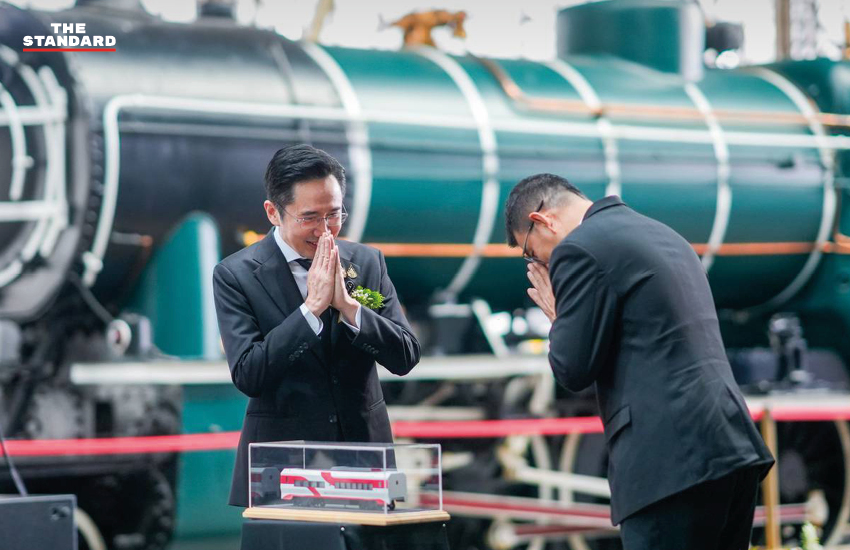 ภาพพิธีส่งมอบรถไฟไทยทำระบบ EV ต้นแบบที่สถานีกรุงเทพ (หัวลำโพง) โดยมีรองนายกรัฐมนตรีและผู้บริหาร รฟท. ร่วมงาน 5