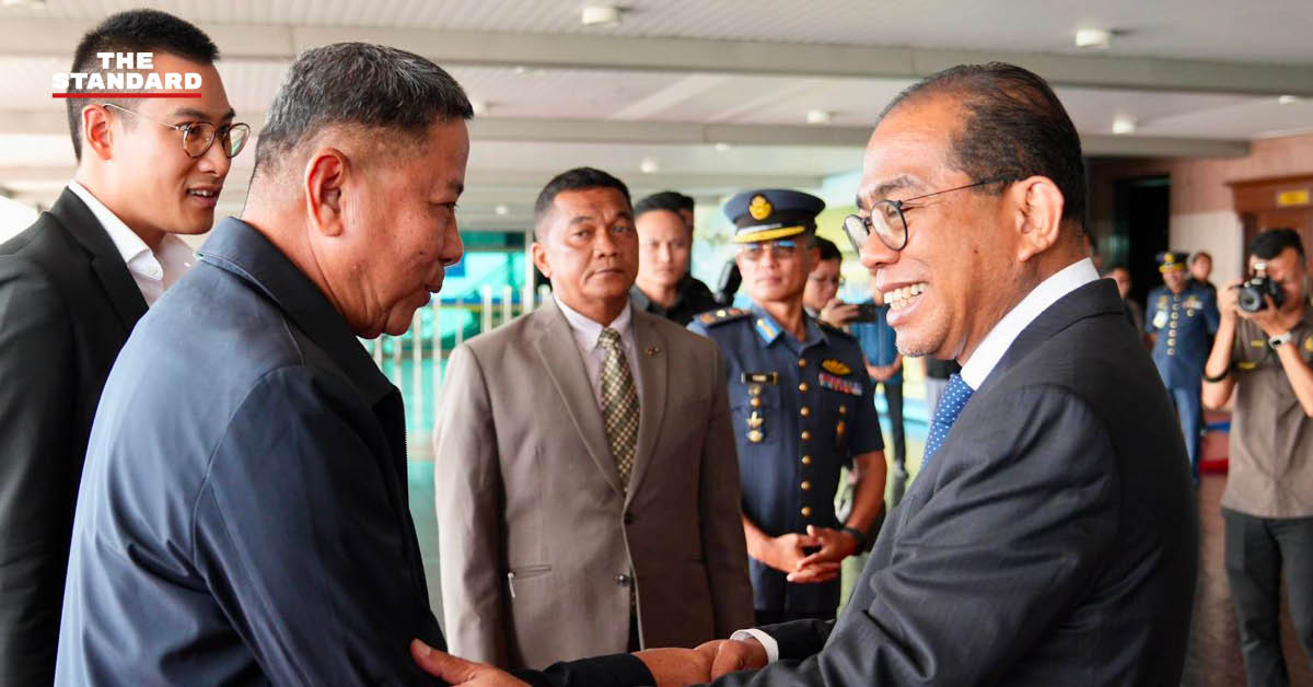ภาพรัฐมนตรีว่าการกระทรวงกลาโหมไทยและมาเลเซียกำลังหารือทวิภาคี
