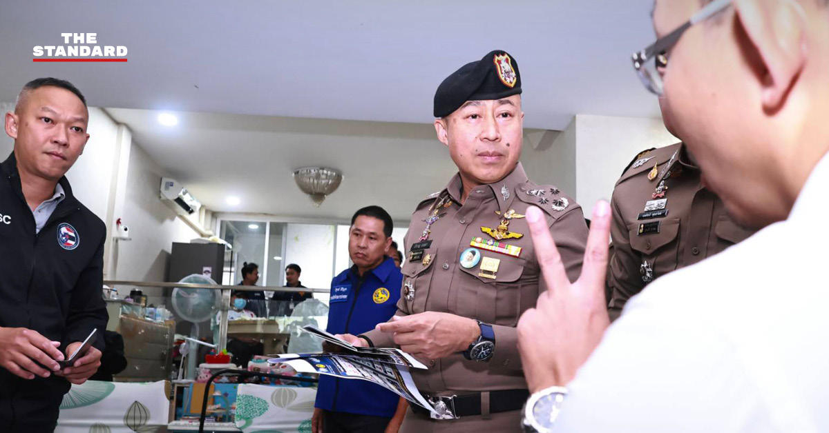 เจ้าหน้าที่ตำรวจและ DSI เข้าตรวจค้นบ้านพักในปฏิบัติการทลายเครือข่ายพ่อไทยทิพย์