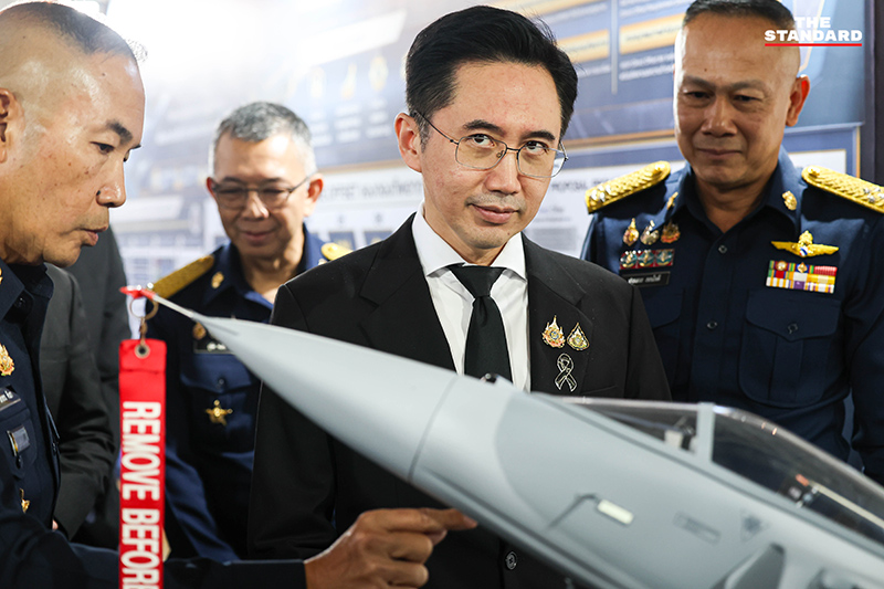 ภาพผู้บริหารและนักเรียนทุนในพิธีแถลงข่าวข้อตกลงชดเชยยุทโธปกรณ์ไทย-สวีเดน