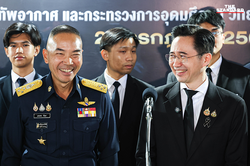 ภาพผู้บริหารและนักเรียนทุนในพิธีแถลงข่าวข้อตกลงชดเชยยุทโธปกรณ์ไทย-สวีเดน 1
