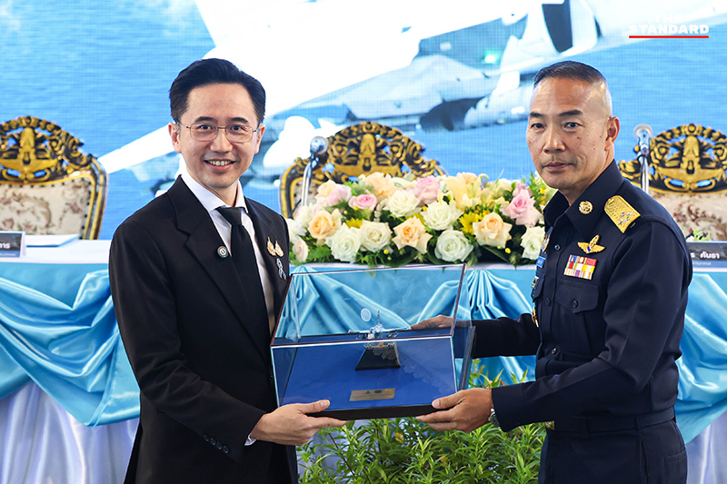 ภาพผู้บริหารและนักเรียนทุนในพิธีแถลงข่าวข้อตกลงชดเชยยุทโธปกรณ์ไทย-สวีเดน 2