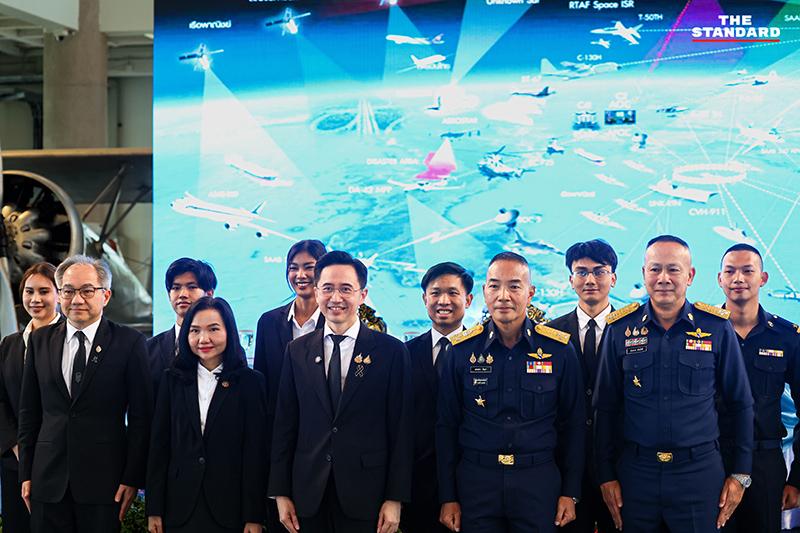 ภาพผู้บริหารและนักเรียนทุนในพิธีแถลงข่าวข้อตกลงชดเชยยุทโธปกรณ์ไทย-สวีเดน 3
