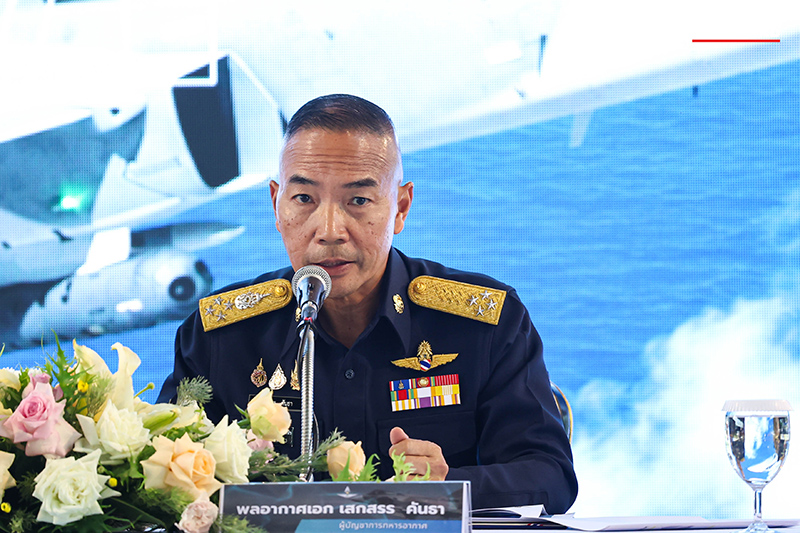 ภาพผู้บริหารและนักเรียนทุนในพิธีแถลงข่าวข้อตกลงชดเชยยุทโธปกรณ์ไทย-สวีเดน 4
