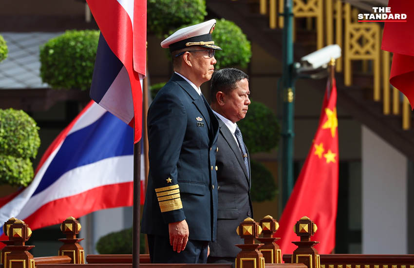 พล.ท. อดุลย์ บุญธรรมเจริญ รัฐมนตรีว่าการกระทรวงกลาโหม ต้อนรับ พล.ร.อ. Dong Jun รัฐมนตรีว่าการกระทรวงกลาโหมจีน ในพิธีตรวจแถวกองทหารเกียรติยศ 1