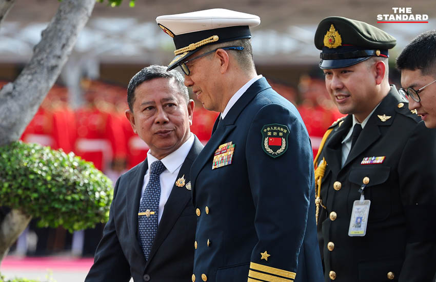 พล.ท. อดุลย์ บุญธรรมเจริญ รัฐมนตรีว่าการกระทรวงกลาโหม ต้อนรับ พล.ร.อ. Dong Jun รัฐมนตรีว่าการกระทรวงกลาโหมจีน ในพิธีตรวจแถวกองทหารเกียรติยศ 3