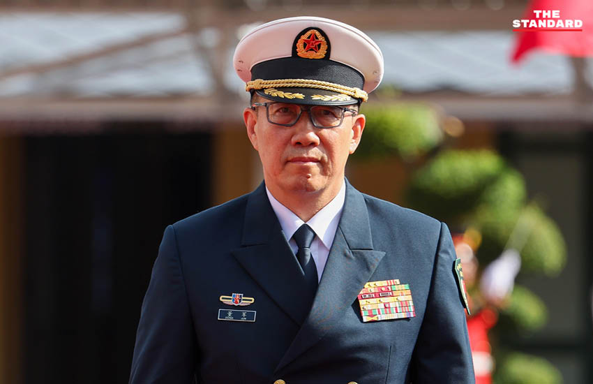 พล.ท. อดุลย์ บุญธรรมเจริญ รัฐมนตรีว่าการกระทรวงกลาโหม ต้อนรับ พล.ร.อ. Dong Jun รัฐมนตรีว่าการกระทรวงกลาโหมจีน ในพิธีตรวจแถวกองทหารเกียรติยศ 4