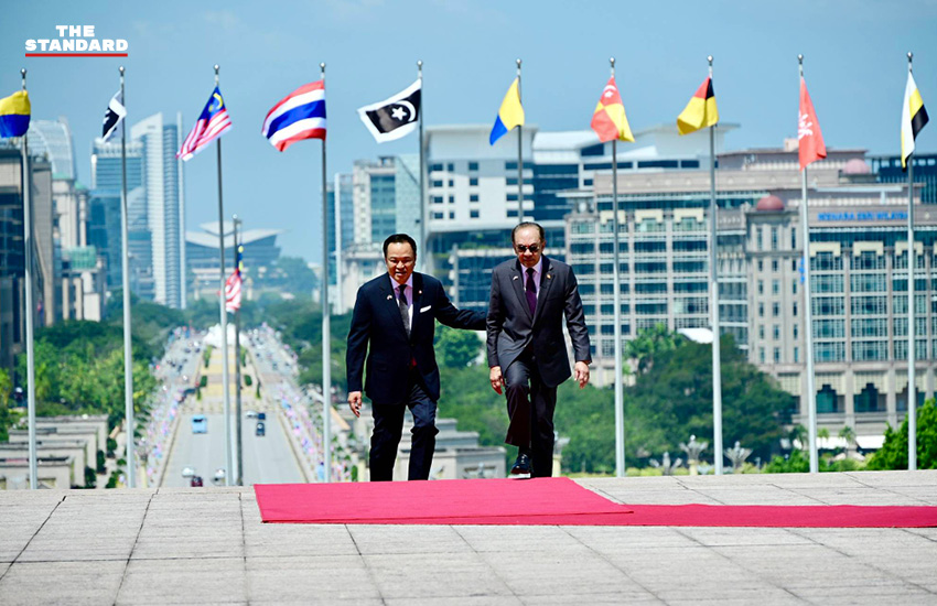 อนุทิน ชาญวีรกูล นายกรัฐมนตรีไทย และ ดาโตะ เซอรี อันวาร์ อิบราฮิม นายกรัฐมนตรีมาเลเซีย กำลังหารือร่วมกัน 2
