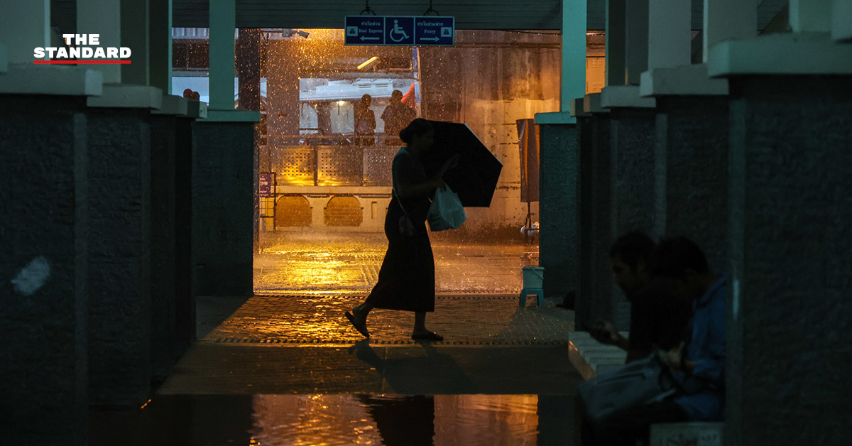 ภาพกราฟิกพยากรณ์อากาศจากกรมอุตุนิยมวิทยา แสดงพื้นที่เสี่ยงฝนตกหนักและน้ำท่วมฉับพลัน