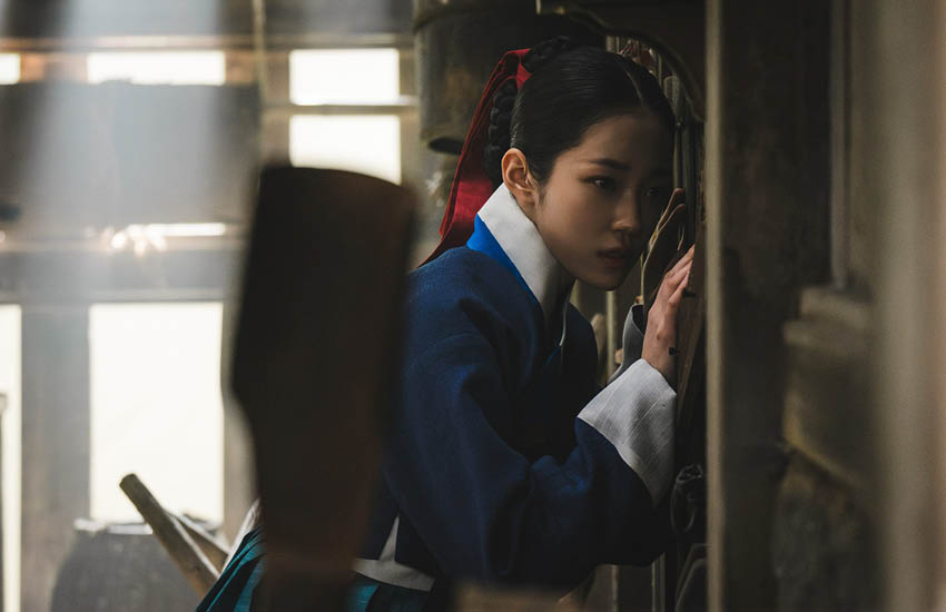ภาพโปสเตอร์ซีรีส์ The East Palace แสดงตัวละครหลักชายหญิงในชุดย้อนยุคท่ามกลางบรรยากาศลึกลับ 1