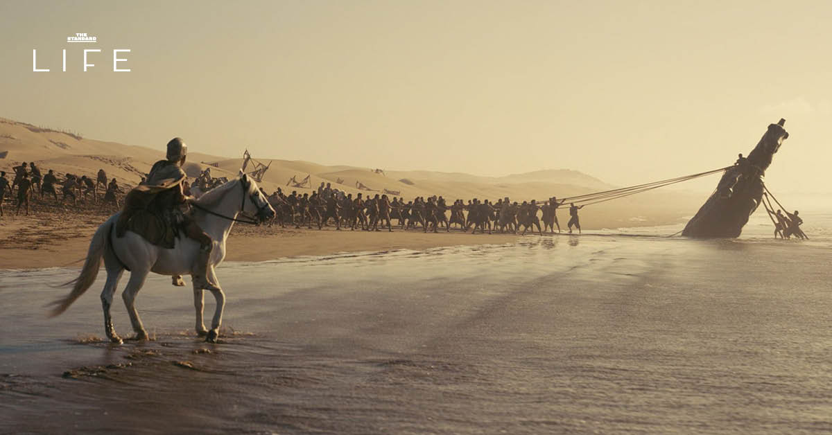 ภาพโปสเตอร์ภาพยนตร์ The Odyssey พร้อมชื่อ Christopher Nolan และข้อความเกี่ยวกับสถานที่ถ่ายทำ