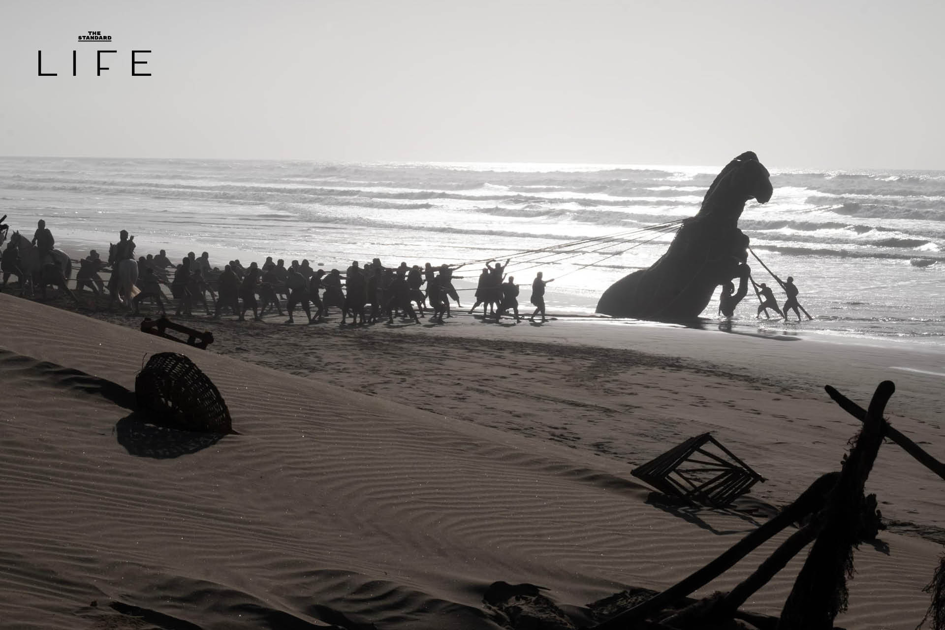 ภาพโปสเตอร์ภาพยนตร์ The Odyssey พร้อมชื่อ Christopher Nolan และข้อความเกี่ยวกับสถานที่ถ่ายทำ 15