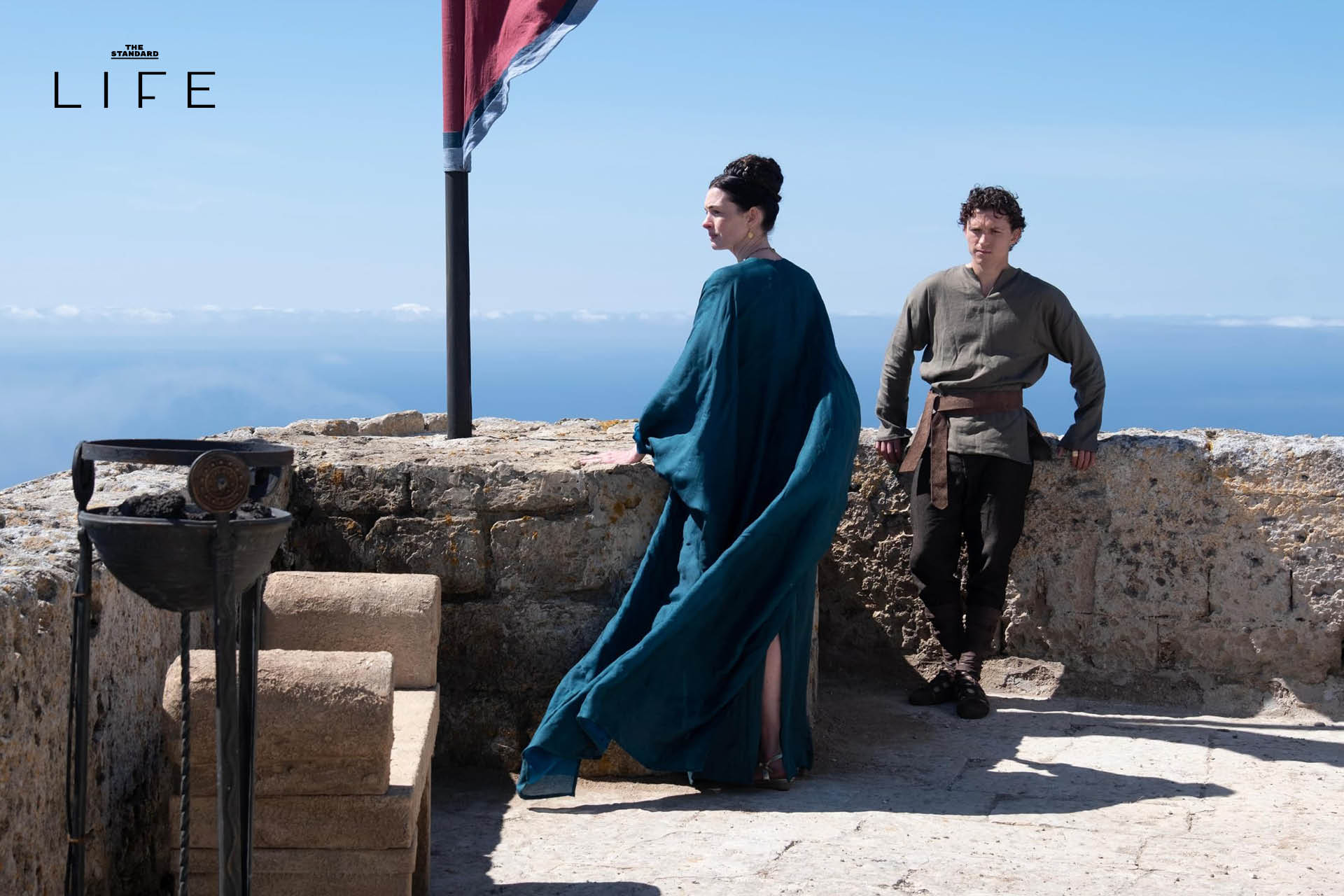 ภาพโปสเตอร์ภาพยนตร์ The Odyssey พร้อมชื่อ Christopher Nolan และข้อความเกี่ยวกับสถานที่ถ่ายทำ 2