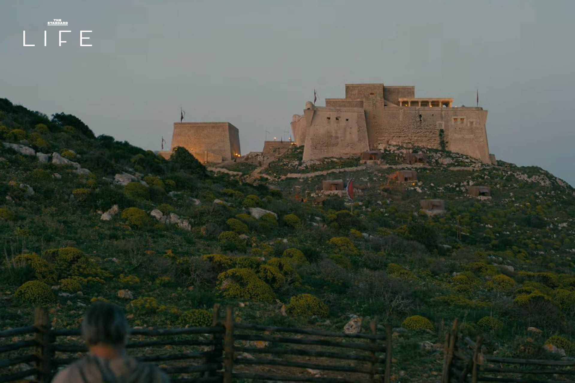 ภาพโปสเตอร์ภาพยนตร์ The Odyssey พร้อมชื่อ Christopher Nolan และข้อความเกี่ยวกับสถานที่ถ่ายทำ 7
