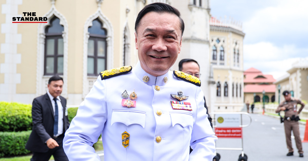 ทรงศักดิ์ ทองศรี รองนายกรัฐมนตรี กำลังให้สัมภาษณ์