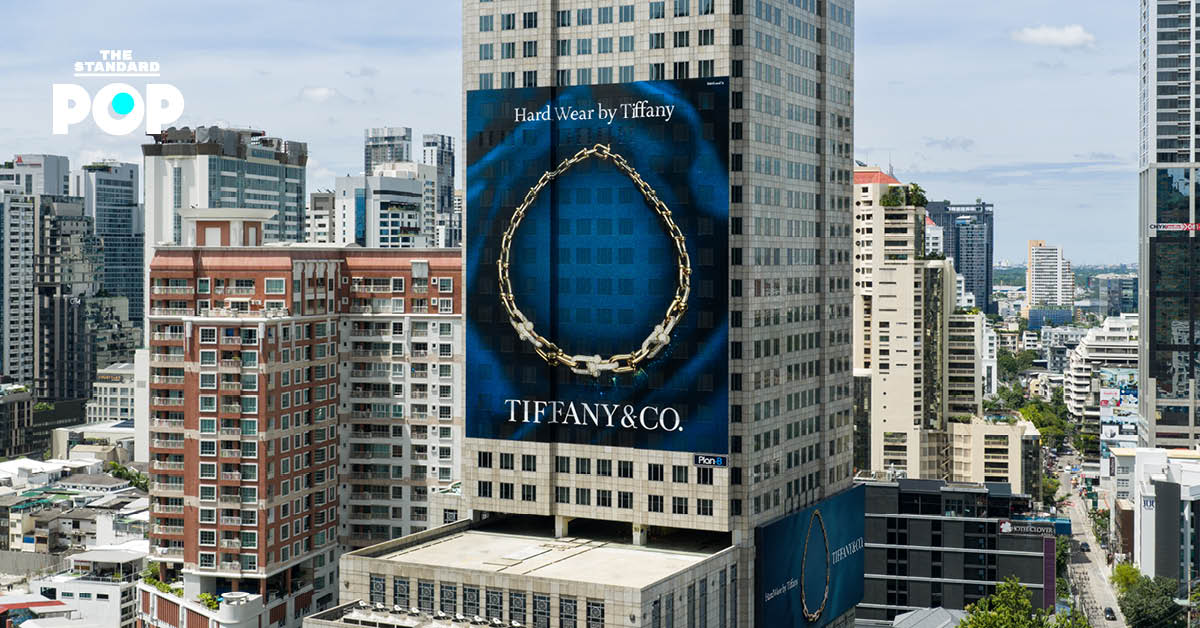ภาพ Building Wrap ของ Tiffany & Co. บนอาคาร Exchange Tower ใจกลางอโศก แสดงสร้อยคอ Tiffany HardWear
