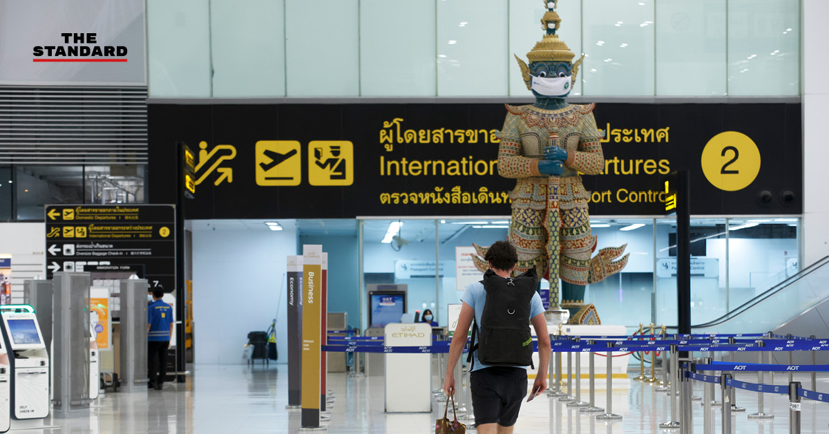 เจ้าหน้าที่สนามบินกำลังตรวจสอบสัมภาระผู้โดยสารอย่างเข้มงวด โดยมีสุนัข K9 ร่วมปฏิบัติการ