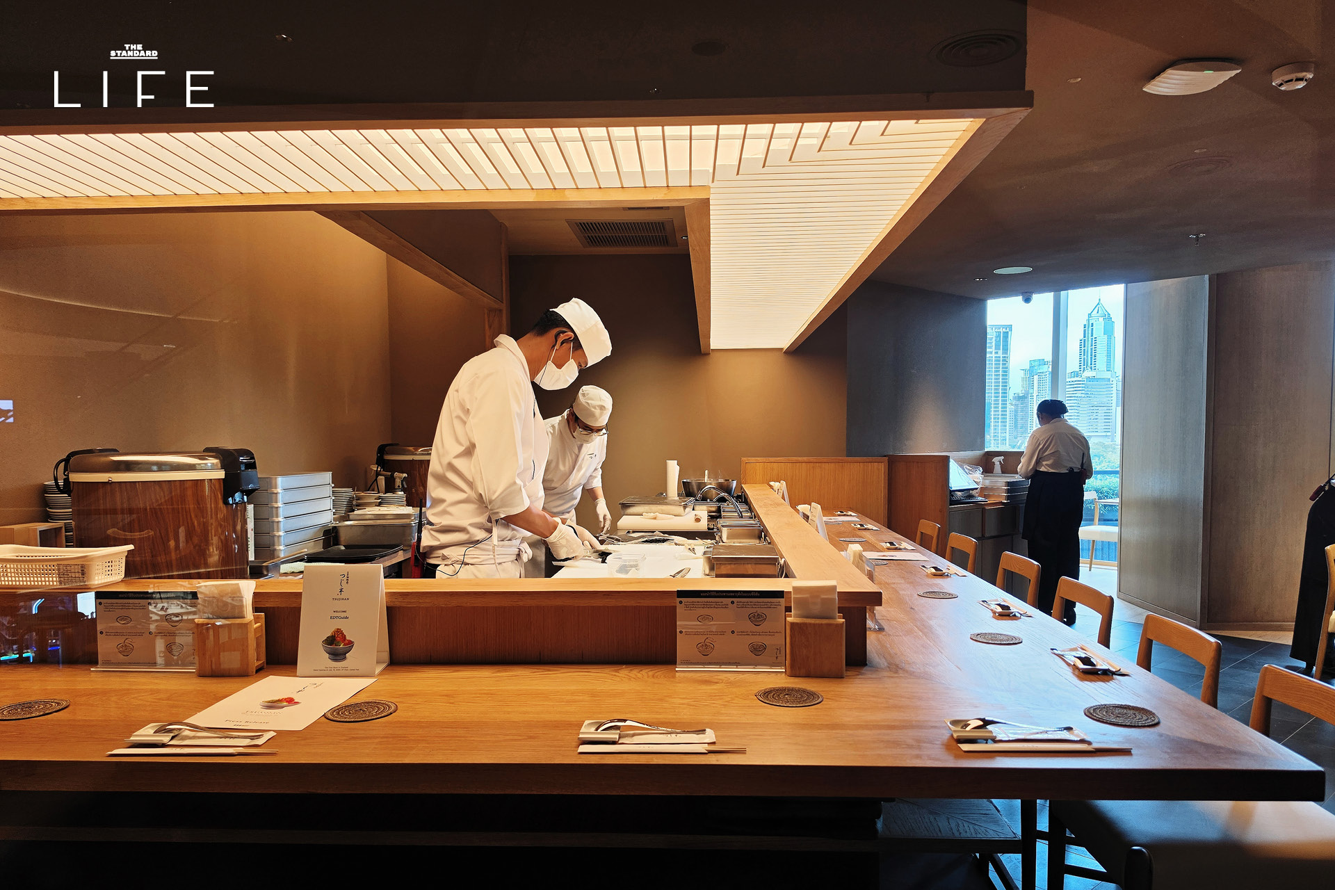 ภาพข้าวหน้าปลาดิบรวม Zeitaku Don ของร้าน Tsujihan ที่จัดวางอย่างสวยงาม 4