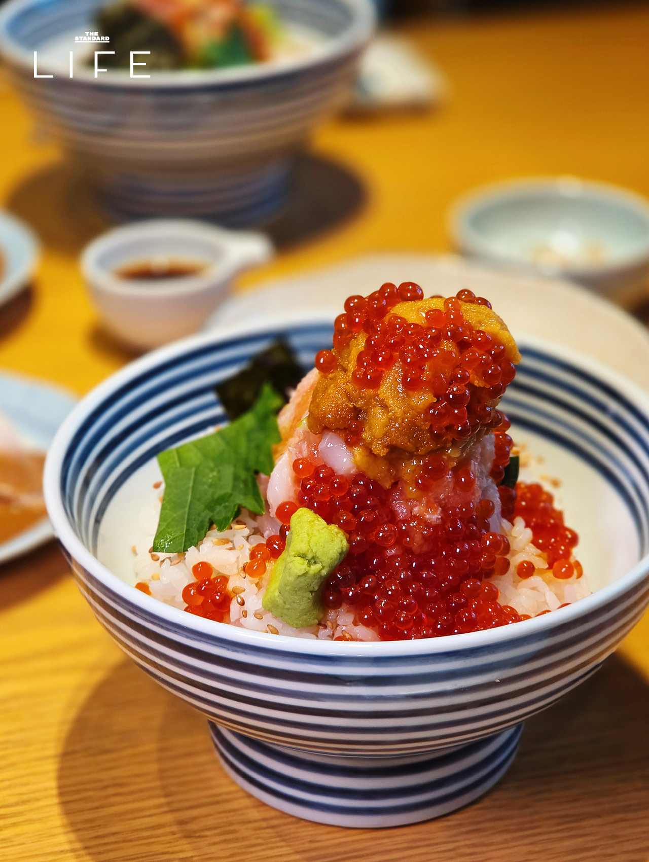 ภาพข้าวหน้าปลาดิบรวม Zeitaku Don ของร้าน Tsujihan ที่จัดวางอย่างสวยงาม 5