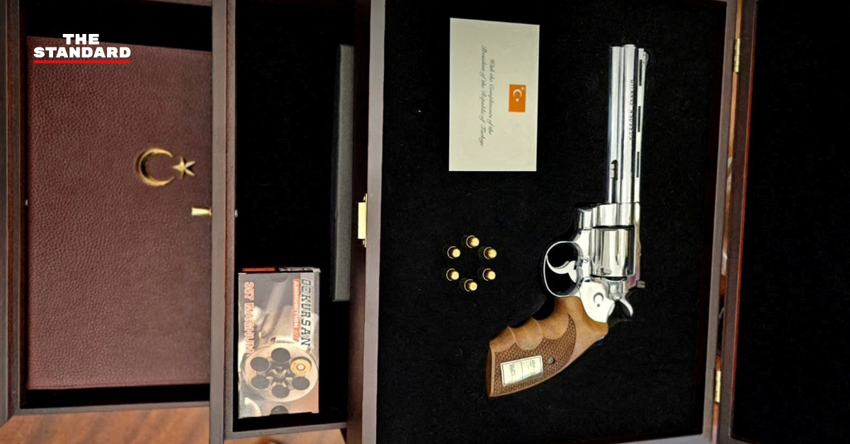 ปืนลูกโม่ Gumusay .357 Magnum ในกล่องไม้ ประดับธงชาติตุรกีและตรา NATO