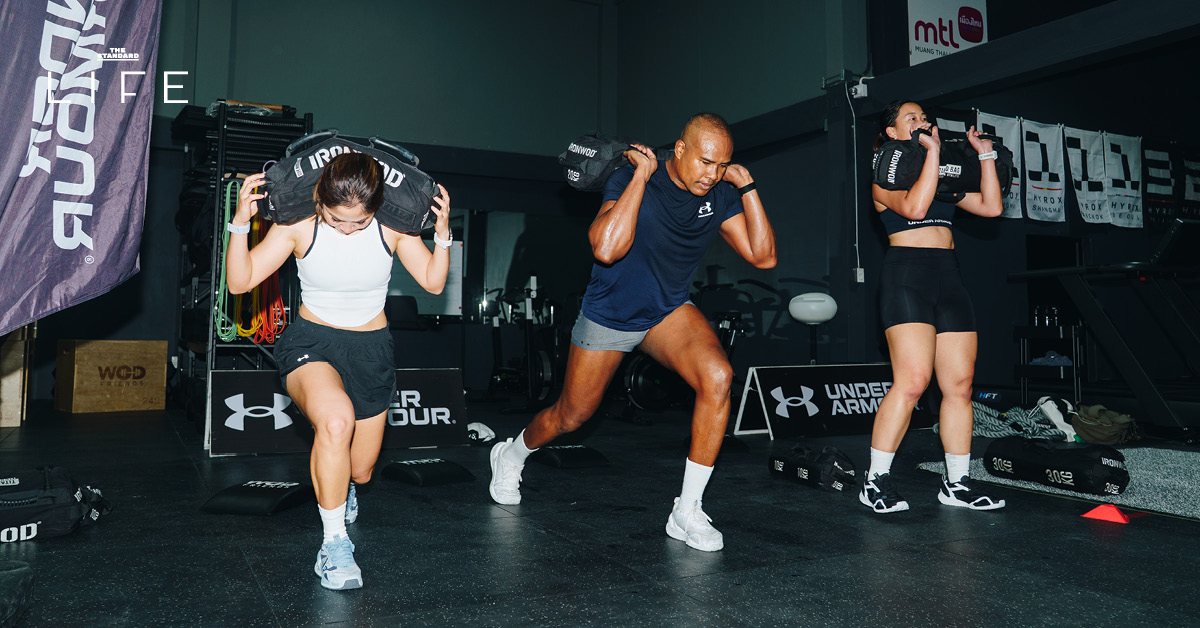 นักกีฬา Team Under Armour กำลังฝึกซ้อมร่างกาย