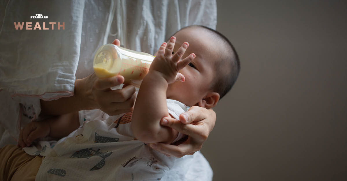 แม่กำลังป้อนนมให้ลูกน้อย