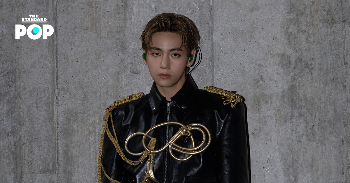 V วง BTS ในชุด CELINE คัสตอมสีดำขณะแสดงคอนเสิร์ต
