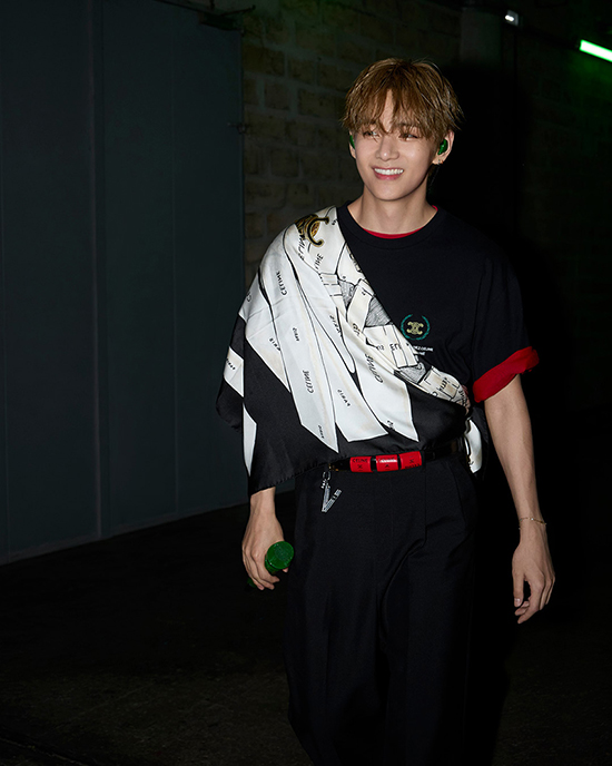 V วง BTS ในชุด CELINE คัสตอมสีดำขณะแสดงคอนเสิร์ต 1