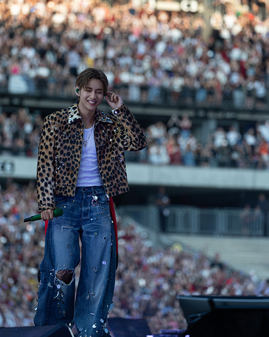 V วง BTS ในชุด CELINE คัสตอมสีดำขณะแสดงคอนเสิร์ต 2