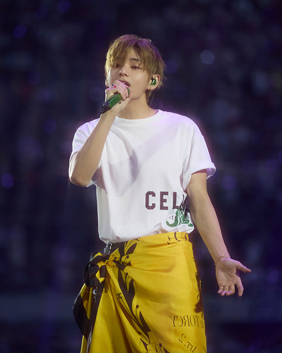 V วง BTS ในชุด CELINE คัสตอมสีดำขณะแสดงคอนเสิร์ต 3