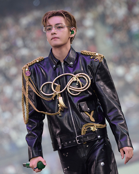 V วง BTS ในชุด CELINE คัสตอมสีดำขณะแสดงคอนเสิร์ต 4