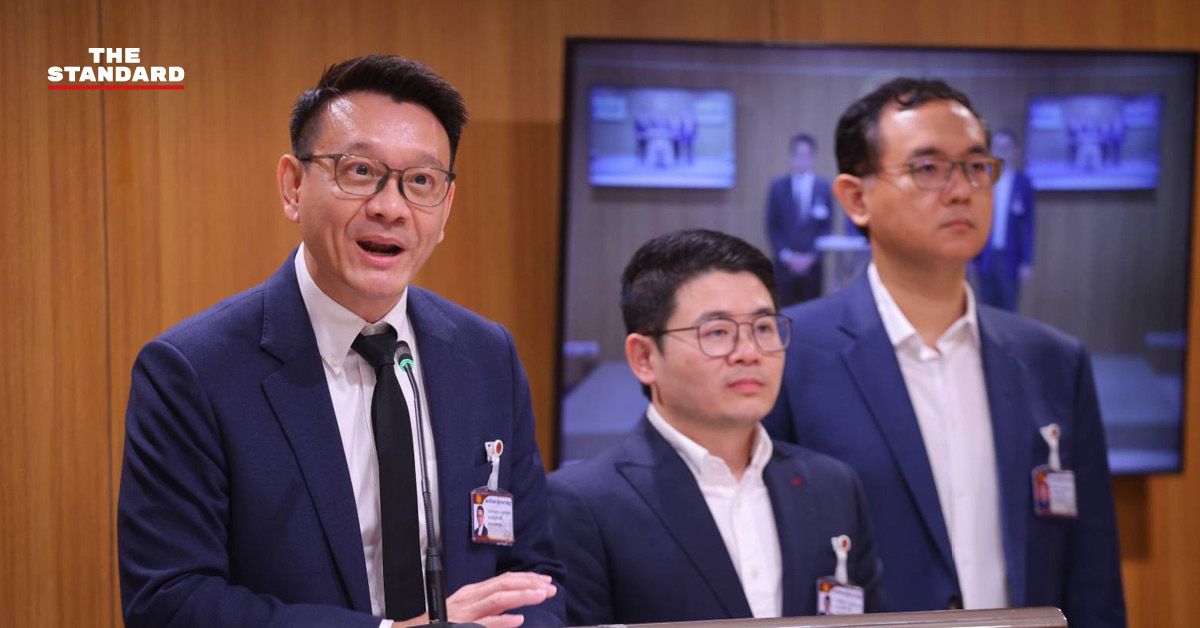 วีระยุทธ กาญจน์ชูฉัตร แถลงข่าวพร้อมข้อความ 'รัฐควรพิสูจน์ความจนแทนประชาชน' และ 'ปัญหาเกณฑ์บัตรสวัสดิการแห่งรัฐเกิดจาก ครม. ทำงานไม่ละเอียด'