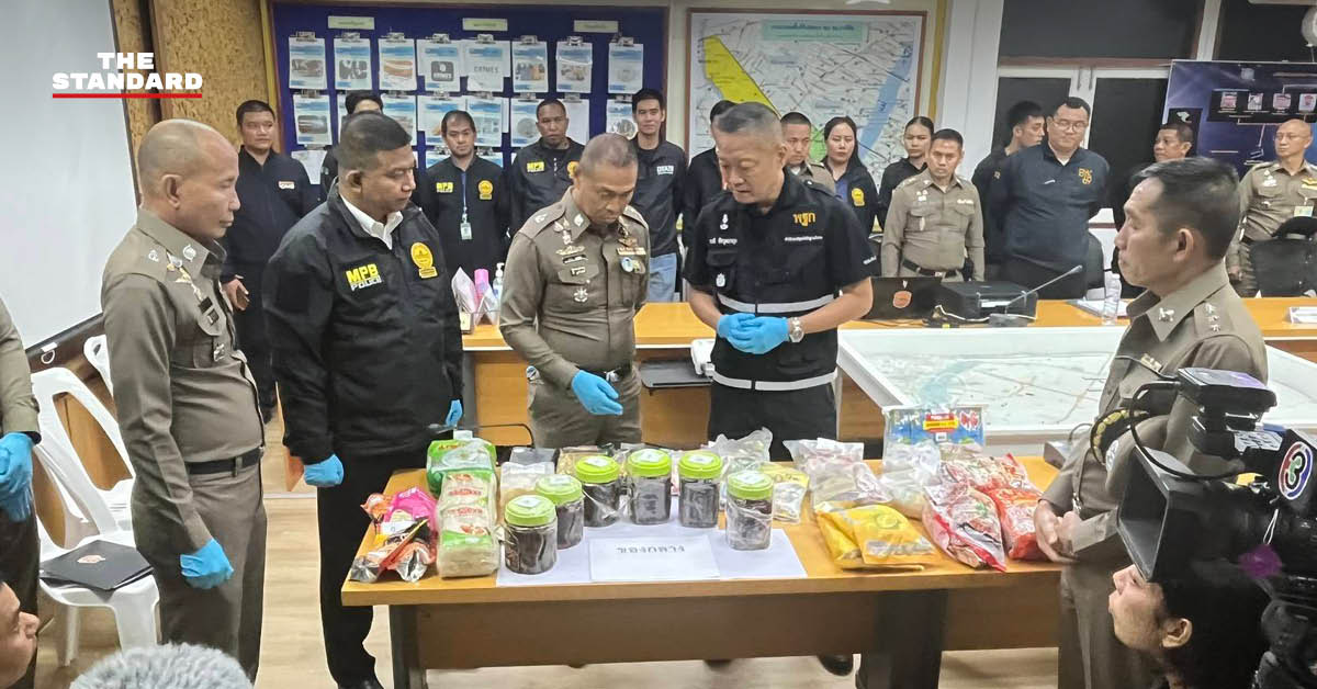 เจ้าหน้าที่ตำรวจแถลงข่าวพร้อมของกลางยาไอซ์ซุกซ่อนในกระปุกมะขามเปียก