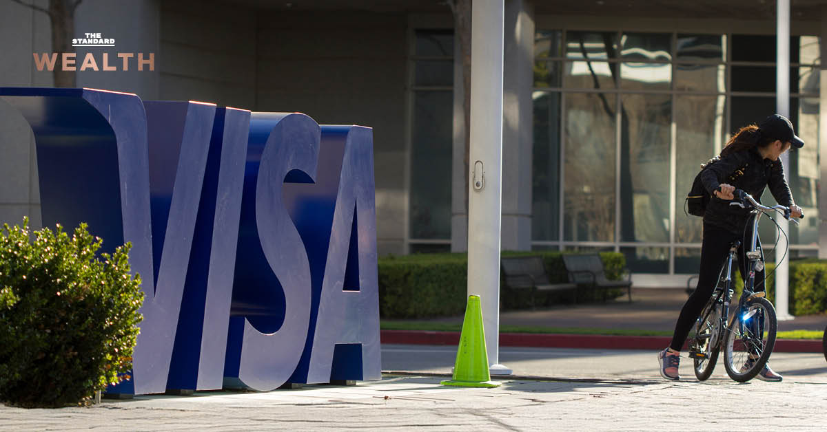 โลโก้ Visa พร้อมข้อความระบุการปลดพนักงาน 7% จำนวน 2,600 ตำแหน่ง