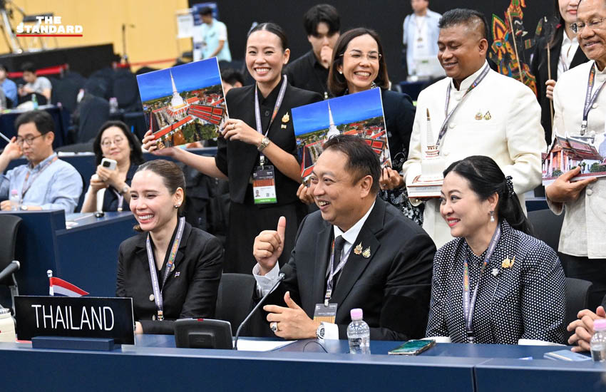 สุชาติ ชมกลิ่น และ ซาบีดา ไทยเศรษฐ์ พร้อมคณะผู้แทนไทยในการประชุมคณะกรรมการมรดกโลก 1