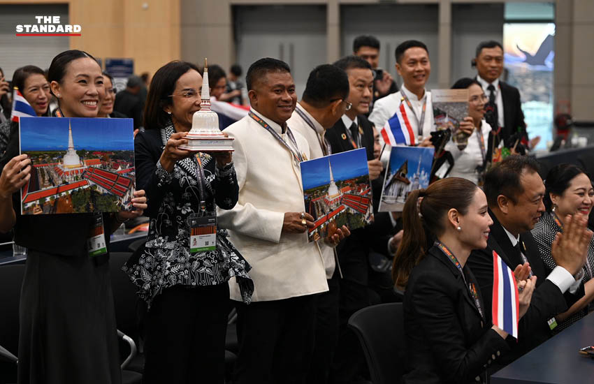 สุชาติ ชมกลิ่น และ ซาบีดา ไทยเศรษฐ์ พร้อมคณะผู้แทนไทยในการประชุมคณะกรรมการมรดกโลก 3