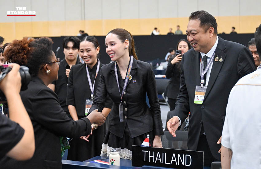 สุชาติ ชมกลิ่น และ ซาบีดา ไทยเศรษฐ์ พร้อมคณะผู้แทนไทยในการประชุมคณะกรรมการมรดกโลก 4