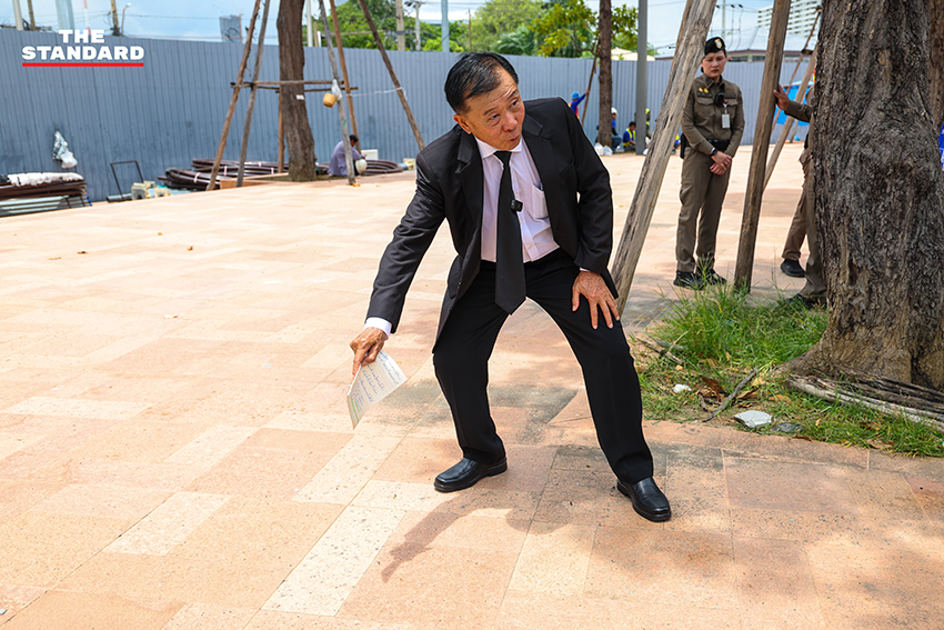 วิลาศ จันทรพิทักษ์ ชี้จุดความเสียหายอาคารรัฐสภาให้สื่อมวลชนดู 11