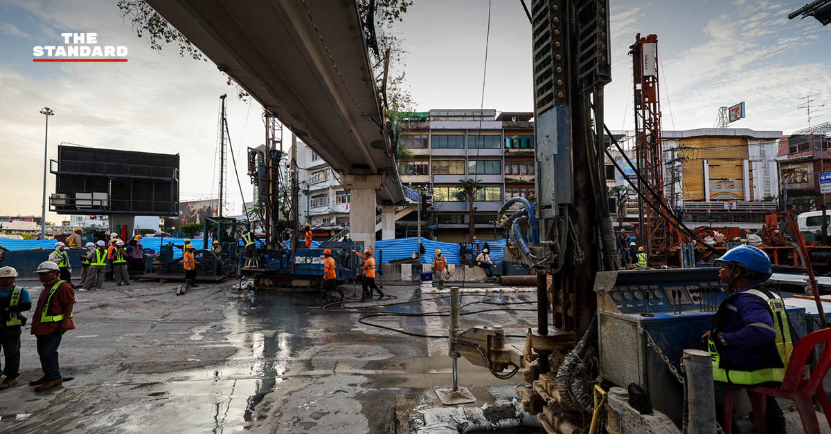 ภาพมุมสูงถนนประชาธิปกบริเวณวงเวียนใหญ่ที่เกิดเหตุดินทรุดและปิดการจราจร