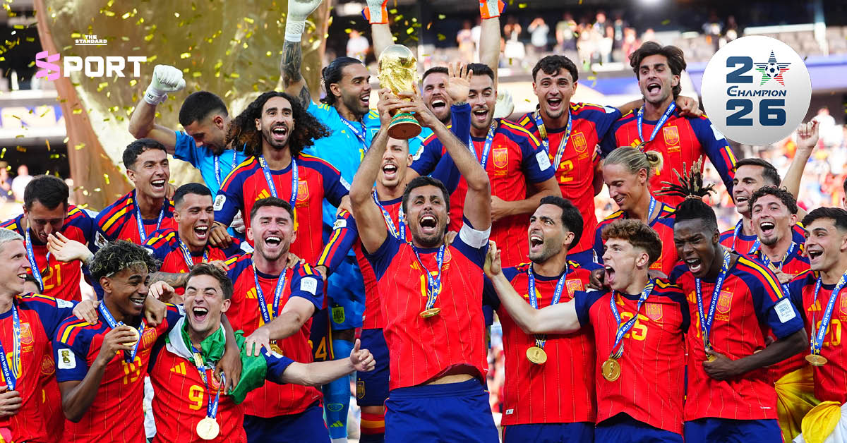 ภาพ Rodri กัปตันทีมชาติสเปนชูถ้วยฟุตบอลโลก