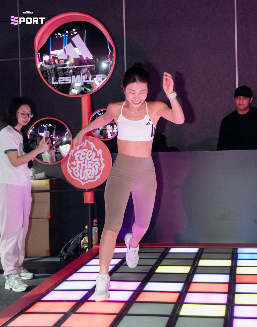 ผู้คนจำนวนมากออกกำลังกายในงาน Les Mills Live Bangkok 2026 ที่จัดโดย adidas และ Les Mills 4