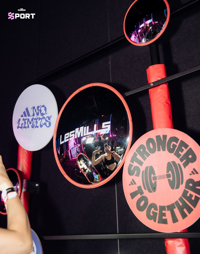 ผู้คนจำนวนมากออกกำลังกายในงาน Les Mills Live Bangkok 2026 ที่จัดโดย adidas และ Les Mills 6