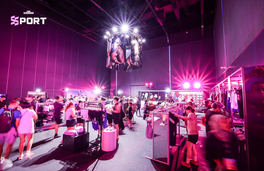 ผู้คนจำนวนมากออกกำลังกายในงาน Les Mills Live Bangkok 2026 ที่จัดโดย adidas และ Les Mills 9
