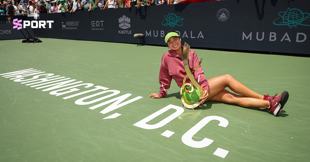 อเล็กซานดรา เอียลา นักเทนนิสสาวชาวฟิลิปปินส์ ถือถ้วยแชมป์ WTA