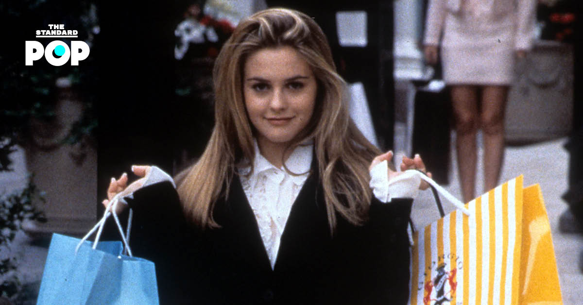 Alicia Silverstone ในบท Cher Horowitz ถือถุงช้อปปิ้งจากภาพยนตร์ Clueless