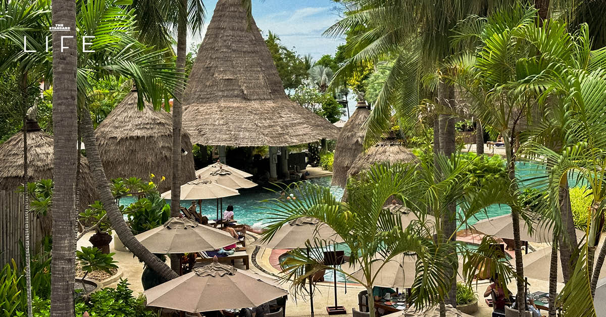ภาพมุมกว้างของ Anantara Hua Hin Resort แสดงให้เห็นสระว่ายน้ำและอาคารทรงไทยที่ได้รับการปรับปรุงใหม่