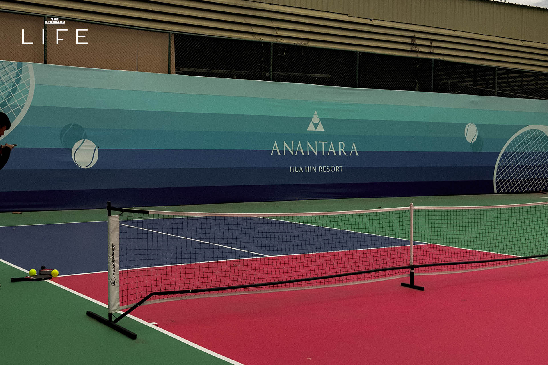 ภาพมุมกว้างของ Anantara Hua Hin Resort แสดงให้เห็นสระว่ายน้ำและอาคารทรงไทยที่ได้รับการปรับปรุงใหม่ 11