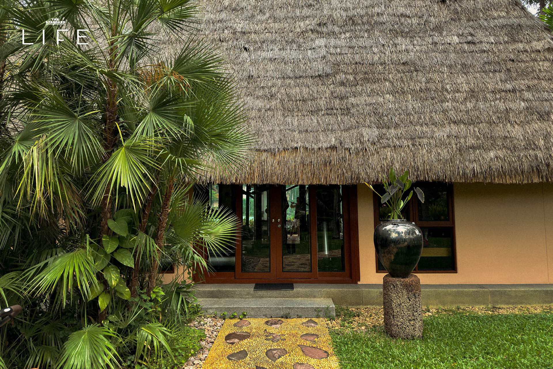 ภาพมุมกว้างของ Anantara Hua Hin Resort แสดงให้เห็นสระว่ายน้ำและอาคารทรงไทยที่ได้รับการปรับปรุงใหม่ 12