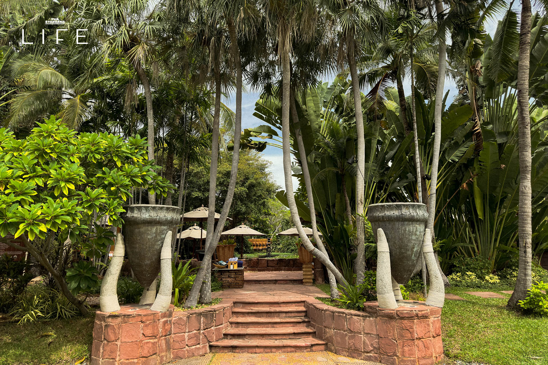 ภาพมุมกว้างของ Anantara Hua Hin Resort แสดงให้เห็นสระว่ายน้ำและอาคารทรงไทยที่ได้รับการปรับปรุงใหม่ 13
